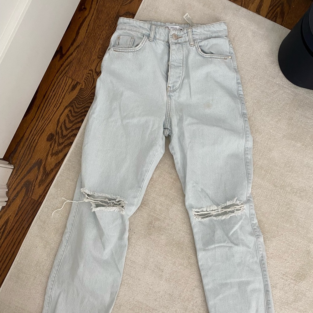 Womens Zara straight leg light was jeans with rips in knee